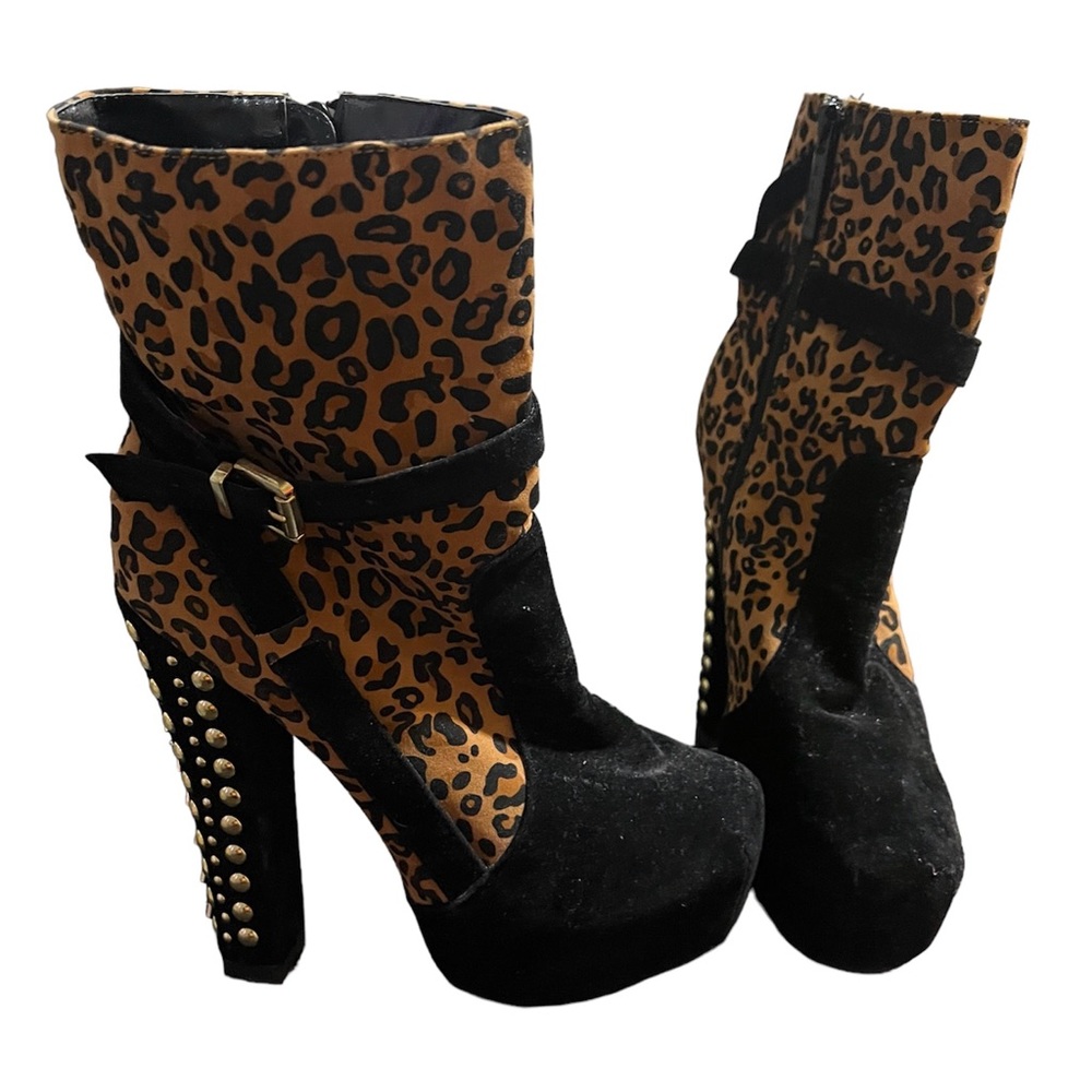 Leopard print with gold design